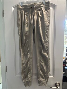 LululemonWoman’s Lightweight Drawstring Joggers in gray